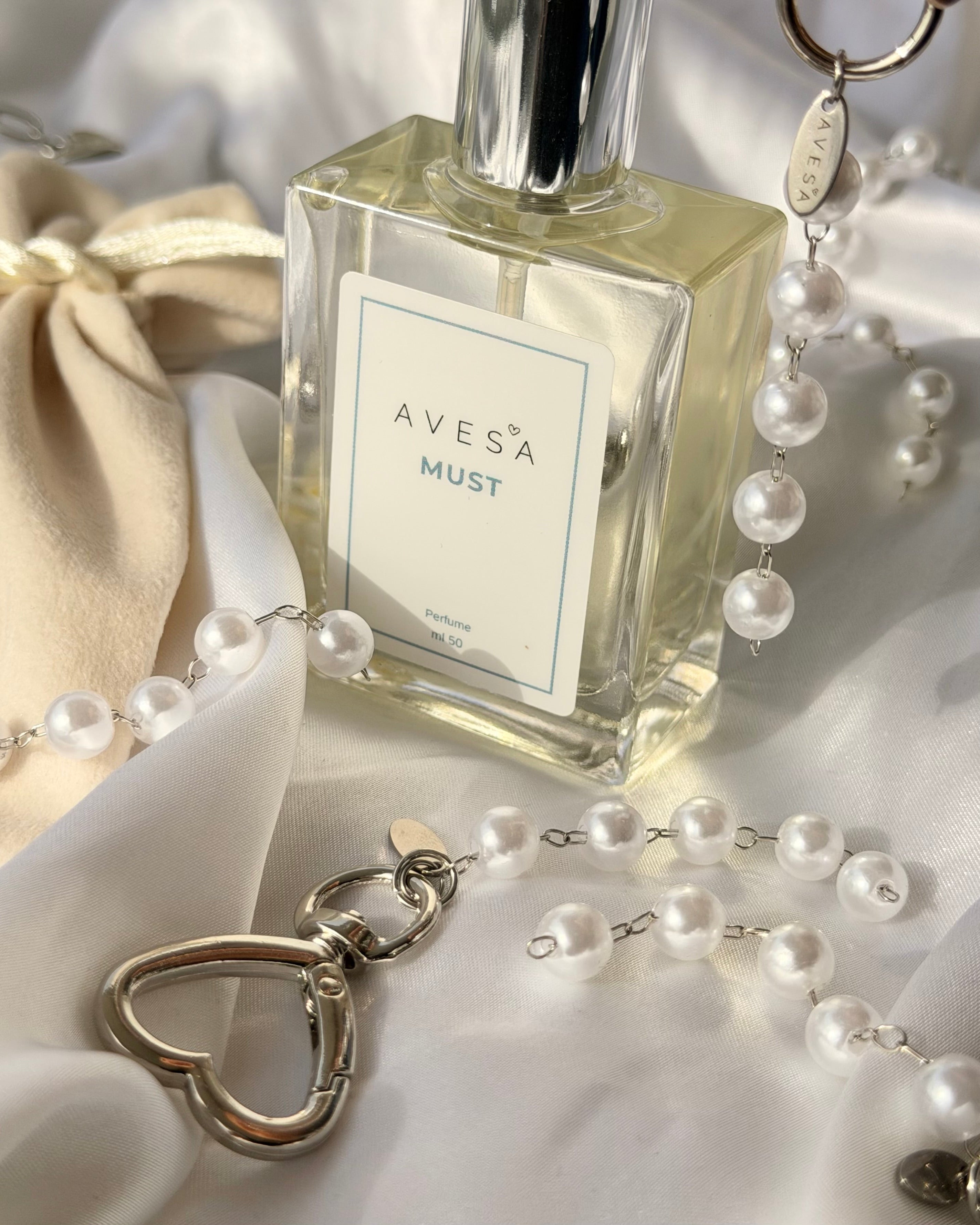 בקבוק הבושם AVESA MUST ואוירת הקישוטים. בושם בריח נקי, של כביסה