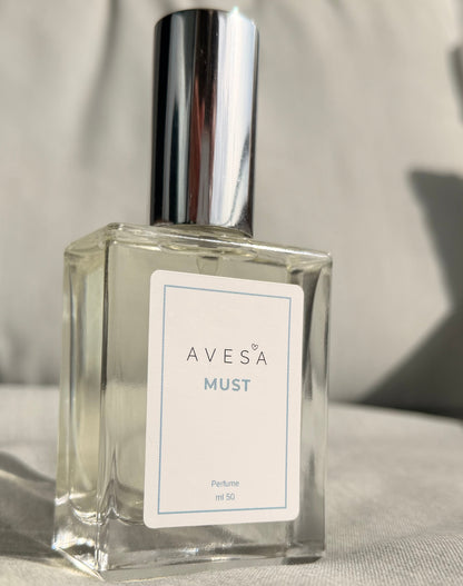 בקבוק  הבושם נוטה הצידה 