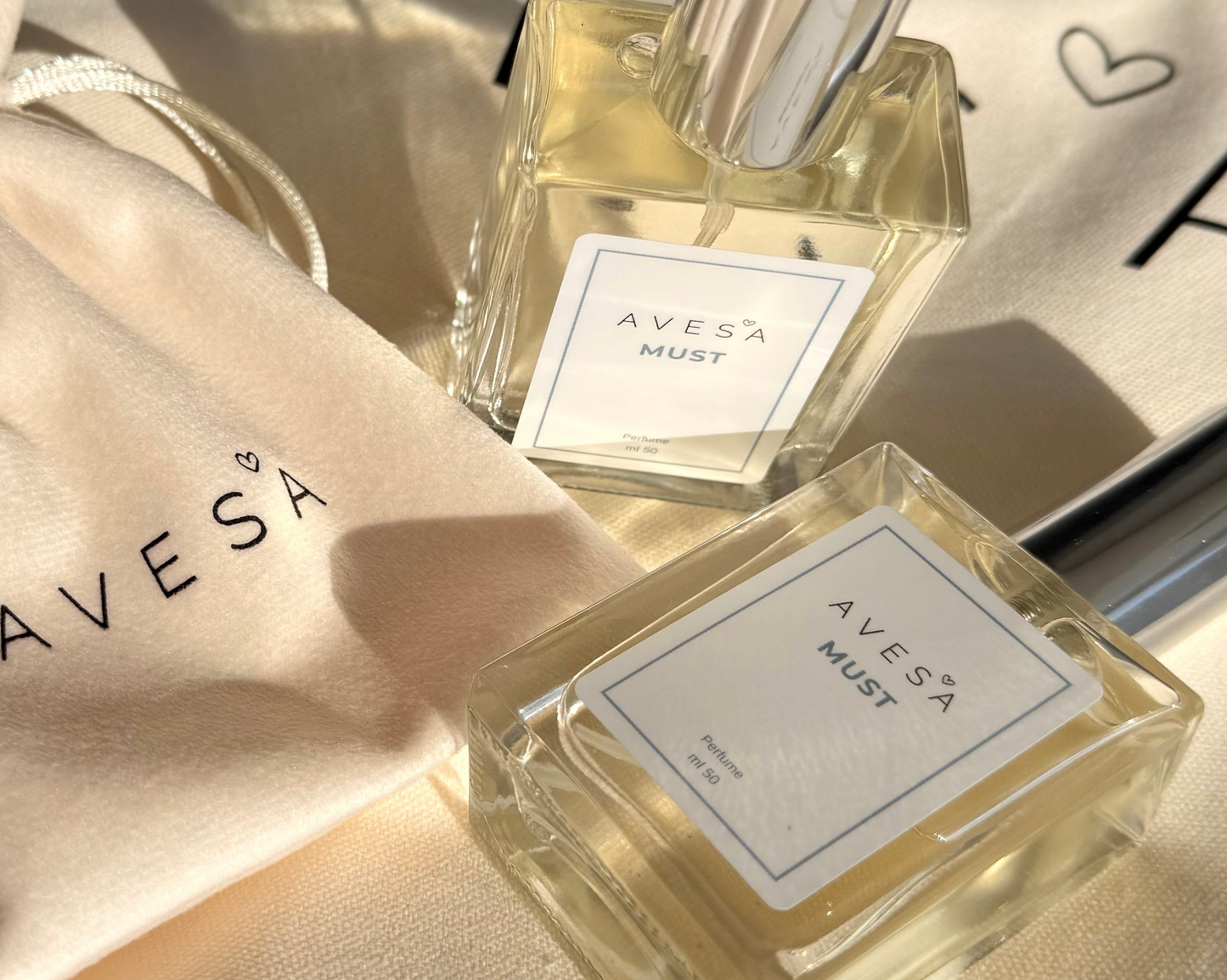 בקבוקי בושם AVESA MUST ושקית קטיפה שבה מגיע הבושם