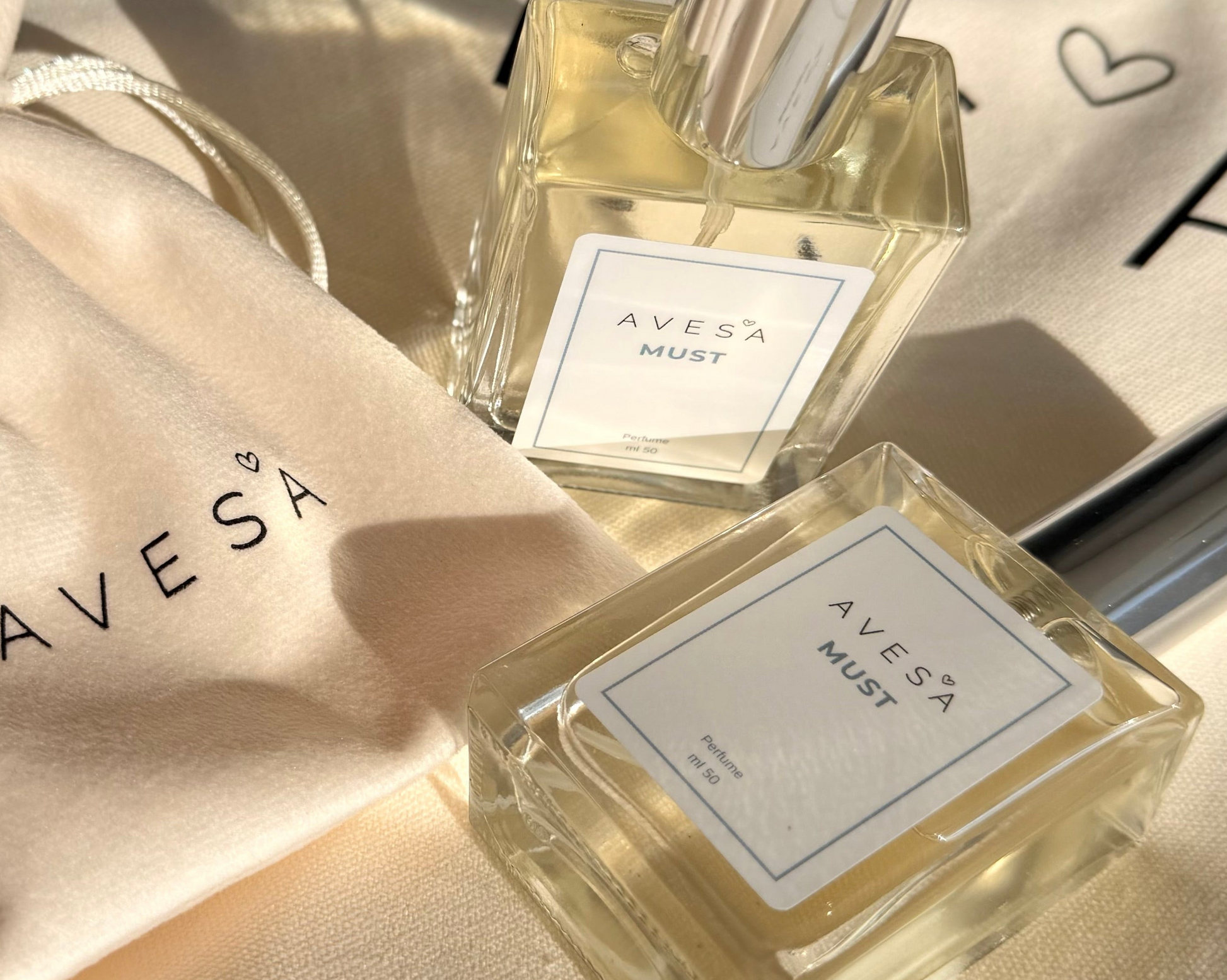 בקבוקי בושם AVESA MUST ושקית קטיפה שבה מגיע הבושם