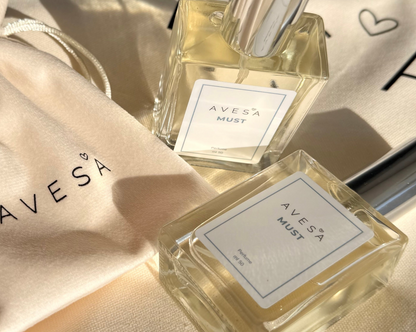 בקבוקי בושם AVESA MUST ושקית קטיפה שבה מגיע הבושם